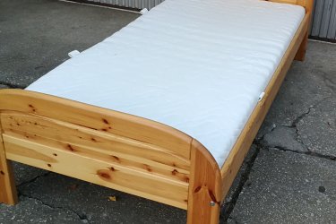 &#13;&#10;&#13;&#10;Hosszúság:200cm, szélesség:100cm&#13;&#10;&#13;&#10;Jó állapotban lévő fenyő ágy 90x200cm, ráccsal, jó állapotú ,mosható huzatú matraccal eladó a képen látható állapotban.&#13;&#10;