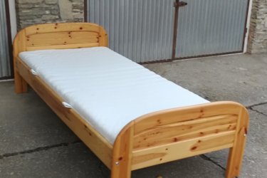 &#13;&#10;&#13;&#10;Hosszúság:200cm, szélesség:100cm&#13;&#10;&#13;&#10;Jó állapotban lévő fenyő ágy 90x200cm, ráccsal, jó állapotú ,mosható huzatú matraccal eladó a képen látható állapotban.&#13;&#10;