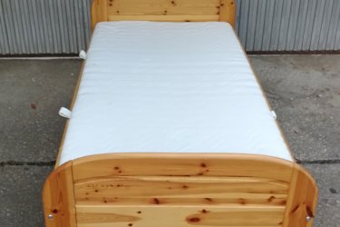 &#13;&#10;&#13;&#10;Hosszúság:200cm, szélesség:100cm&#13;&#10;&#13;&#10;Jó állapotban lévő fenyő ágy 90x200cm, ráccsal, jó állapotú ,mosható huzatú matraccal eladó a képen látható állapotban.&#13;&#10;