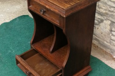 Magasság:62cm,&#13;&#10;&#13;&#10; Szélesség:40cm,&#13;&#10;&#13;&#10; Mélység:28cm&#13;&#10;&#13;&#10;Tölgy furnérozású kis újságtartós kis  szekrény , két fiókkal eladó a képen látható állapotban.