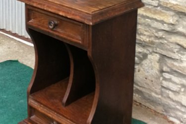 Magasság:62cm,&#13;&#10;&#13;&#10; Szélesség:40cm,&#13;&#10;&#13;&#10; Mélység:28cm&#13;&#10;&#13;&#10;Tölgy furnérozású kis újságtartós kis  szekrény , két fiókkal eladó a képen látható állapotban.