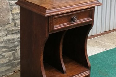 Magasság:62cm,&#13;&#10;&#13;&#10; Szélesség:40cm,&#13;&#10;&#13;&#10; Mélység:28cm&#13;&#10;&#13;&#10;Tölgy furnérozású kis újságtartós kis  szekrény , két fiókkal eladó a képen látható állapotban.