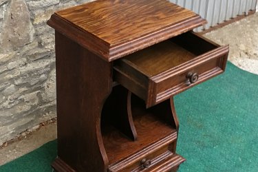 Magasság:62cm,&#13;&#10;&#13;&#10; Szélesség:40cm,&#13;&#10;&#13;&#10; Mélység:28cm&#13;&#10;&#13;&#10;Tölgy furnérozású kis újságtartós kis  szekrény , két fiókkal eladó a képen látható állapotban.