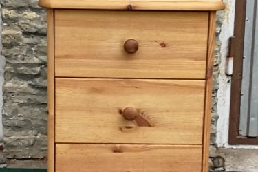 Natúr fenyő éjjeliszekrény 