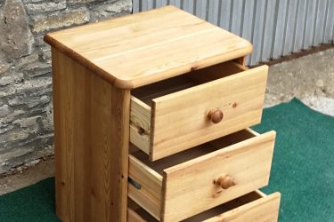 &#13;&#10;&#13;&#10;Magasság:58cm, szélesség:42cm, mélység:35cm&#13;&#10;&#13;&#10;3 fiókos fenyő éjjeliszekrény, natúr színben ,jó állapotban eladó.&#13;&#10;