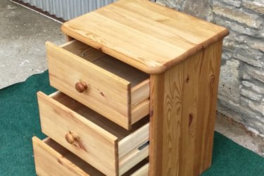 &#13;&#10;&#13;&#10;Magasság:58cm, szélesség:42cm, mélység:35cm&#13;&#10;&#13;&#10;3 fiókos fenyő éjjeliszekrény, natúr színben ,jó állapotban eladó.&#13;&#10;