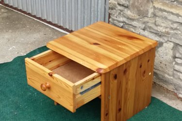 &#13;&#10;&#13;&#10;Magasság:5837cm, szélesség:39cm, mélység:38cm&#13;&#10;&#13;&#10;Jó állapotban lévő egy fiókos éjjeliszekrény fenyőfából eladó.&#13;&#10;