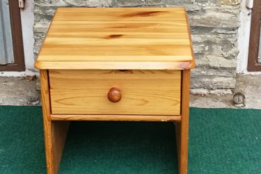 Fenyő éjjeliszekrény egy fiókkal 