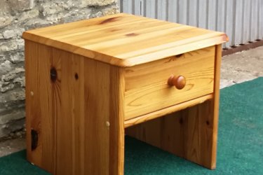 &#13;&#10;&#13;&#10;Magasság:5837cm, szélesség:39cm, mélység:38cm&#13;&#10;&#13;&#10;Jó állapotban lévő egy fiókos éjjeliszekrény fenyőfából eladó.&#13;&#10;