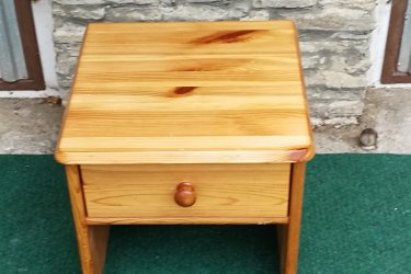 &#13;&#10;&#13;&#10;Magasság:5837cm, szélesség:39cm, mélység:38cm&#13;&#10;&#13;&#10;Jó állapotban lévő egy fiókos éjjeliszekrény fenyőfából eladó.&#13;&#10;