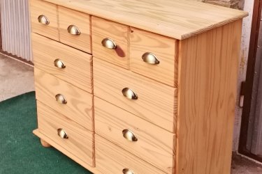 &#13;&#10;&#13;&#10;Magasság:79cm, hosszúság:90cm, szélesség:39cm&#13;&#10;&#13;&#10;Jó állapotban lévő natúr 8 fiókos fenyő komód, fém fogantyúkkal eladó.&#13;&#10;