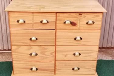 Fenyő komód 8 fiókkal, fém fogantyúkkal 