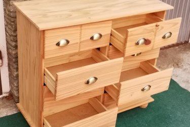 &#13;&#10;&#13;&#10;Magasság:79cm, hosszúság:90cm, szélesség:39cm&#13;&#10;&#13;&#10;Jó állapotban lévő natúr 8 fiókos fenyő komód, fém fogantyúkkal eladó.&#13;&#10;