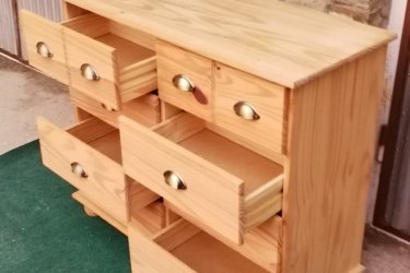 &#13;&#10;&#13;&#10;Magasság:79cm, hosszúság:90cm, szélesség:39cm&#13;&#10;&#13;&#10;Jó állapotban lévő natúr 8 fiókos fenyő komód, fém fogantyúkkal eladó.&#13;&#10;