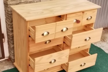 &#13;&#10;&#13;&#10;Magasság:79cm, hosszúság:90cm, szélesség:39cm&#13;&#10;&#13;&#10;Jó állapotban lévő natúr 8 fiókos fenyő komód, fém fogantyúkkal eladó.&#13;&#10;