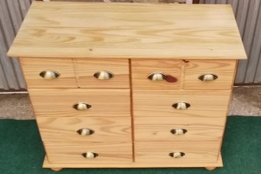 &#13;&#10;&#13;&#10;Magasság:79cm, hosszúság:90cm, szélesség:39cm&#13;&#10;&#13;&#10;Jó állapotban lévő natúr 8 fiókos fenyő komód, fém fogantyúkkal eladó.&#13;&#10;