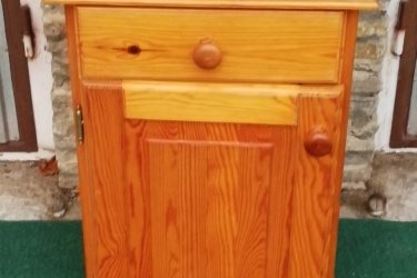 Fenyő fiókos éjjeliszekrény 