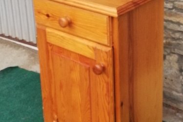 &#13;&#10;&#13;&#10;Magasság:71cm, szélesség:44cm, mélység:30cm&#13;&#10;&#13;&#10;Egy fiókos, kis ajtós fenyőfából készült éjjeliszekrény, eladó a képen látható jó állapotban. &#13;&#10;