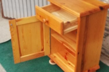 &#13;&#10;&#13;&#10;Magasság:71cm, szélesség:44cm, mélység:30cm&#13;&#10;&#13;&#10;Egy fiókos, kis ajtós fenyőfából készült éjjeliszekrény, eladó a képen látható jó állapotban. &#13;&#10;