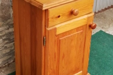 &#13;&#10;&#13;&#10;Magasság:71cm, szélesség:44cm, mélység:30cm&#13;&#10;&#13;&#10;Egy fiókos, kis ajtós fenyőfából készült éjjeliszekrény, eladó a képen látható jó állapotban. &#13;&#10;