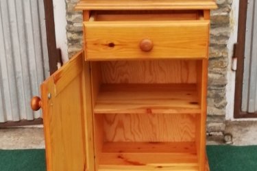 &#13;&#10;&#13;&#10;Magasság:71cm, szélesség:44cm, mélység:30cm&#13;&#10;&#13;&#10;Egy fiókos, kis ajtós fenyőfából készült éjjeliszekrény, eladó a képen látható jó állapotban. &#13;&#10;