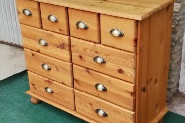 &#13;&#10;&#13;&#10;Magasság:79cm, hosszúság:90cm, szélesség:39cm&#13;&#10;&#13;&#10;Fenyőfából készült fém fogantyús komód, 10 fiókkal eladó a képen látható állapotban.&#13;&#10;