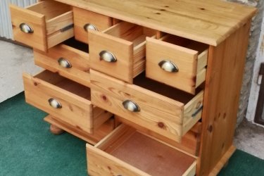 &#13;&#10;&#13;&#10;Magasság:79cm, hosszúság:90cm, szélesség:39cm&#13;&#10;&#13;&#10;Fenyőfából készült fém fogantyús komód, 10 fiókkal eladó a képen látható állapotban.&#13;&#10;