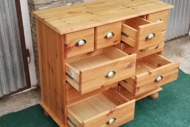 &#13;&#10;&#13;&#10;Magasság:79cm, hosszúság:90cm, szélesség:39cm&#13;&#10;&#13;&#10;Fenyőfából készült fém fogantyús komód, 10 fiókkal eladó a képen látható állapotban.&#13;&#10;