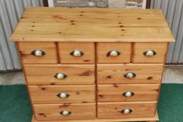 &#13;&#10;&#13;&#10;Magasság:79cm, hosszúság:90cm, szélesség:39cm&#13;&#10;&#13;&#10;Fenyőfából készült fém fogantyús komód, 10 fiókkal eladó a képen látható állapotban.&#13;&#10;