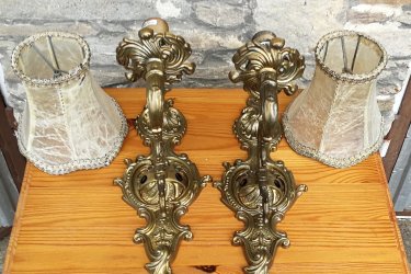 Jó állapotban lévő 2 db réz falikar eladó.