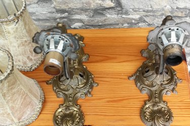 Jó állapotban lévő 2 db réz falikar eladó.