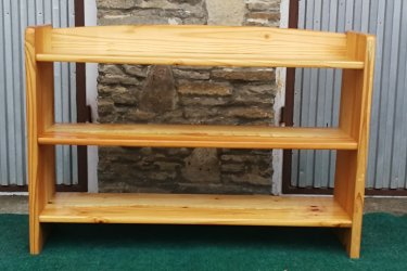 Magasság:70cm,

 Hosszúság:103cm,

 Szélesség:26cm

Vastag fenyőfából készült könyvespolc, masszív,stabil állapotban eladó.