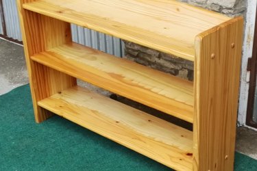 Magasság:70cm,

 Hosszúság:103cm,

 Szélesség:26cm

Vastag fenyőfából készült könyvespolc, masszív,stabil állapotban eladó.