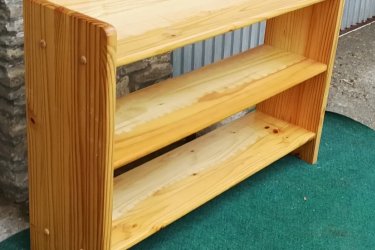 Magasság:70cm,

 Hosszúság:103cm,

 Szélesség:26cm

Vastag fenyőfából készült könyvespolc, masszív,stabil állapotban eladó.