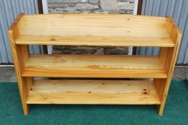 Magasság:70cm,

 Hosszúság:103cm,

 Szélesség:26cm

Vastag fenyőfából készült könyvespolc, masszív,stabil állapotban eladó.