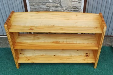 Magasság:70cm,

 Hosszúság:103cm,

 Szélesség:26cm

Vastag fenyőfából készült könyvespolc, masszív,stabil állapotban eladó.