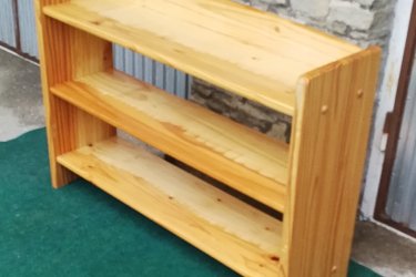 Magasság:70cm,

 Hosszúság:103cm,

 Szélesség:26cm

Vastag fenyőfából készült könyvespolc, masszív,stabil állapotban eladó.