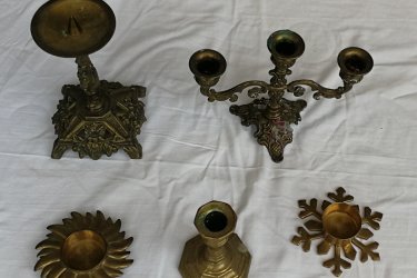 Eladó a képen látható jó állapotban lévő réz gyertyatartók.