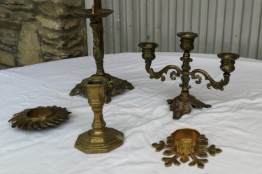 Eladó a képen látható jó állapotban lévő réz gyertyatartók.