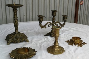 Eladó a képen látható jó állapotban lévő réz gyertyatartók.