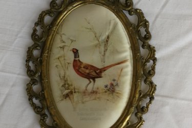 Eladó a képen látható állapotban lévő selyem faliképek ,barokk mintás réz és spiáter keretben .