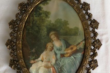 Eladó a képen látható állapotban lévő selyem faliképek ,barokk mintás réz és spiáter keretben .