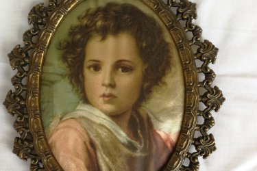 Eladó a képen látható állapotban lévő selyem faliképek ,barokk mintás réz és spiáter keretben .