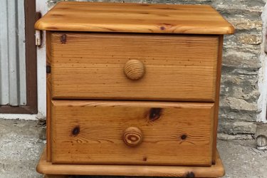 Éjjeliszekrény fenyőfából