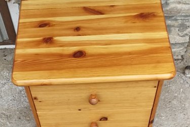 2 fiókos fenyő éjjeliszekrény