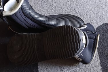 Eladó 2 pár Camaro búvárcsizma klasszikus - neoprén cipő 6 mm
•	42-es és 40-es méretben, egyszer használt 
•	Anyagvastagság: 6 mm neoprén
•	Termotitán bevonat: Jó hőszigetelés
•	Frottír belső laminálás a puha melegért
•	Fix külső talp
•	Alávart cipzár a kisebb vízkeringés érdekében
•	Sarok-, lábfej- és lábujjrész-erősítés - a legjobb tapadásért az uszonyban
•	Ár: 15.000 Ft/ pár.
