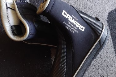 Eladó 2 pár Camaro búvárcsizma klasszikus - neoprén cipő 6 mm
•	42-es és 40-es méretben, egyszer használt 
•	Anyagvastagság: 6 mm neoprén
•	Termotitán bevonat: Jó hőszigetelés
•	Frottír belső laminálás a puha melegért
•	Fix külső talp
•	Alávart cipzár a kisebb vízkeringés érdekében
•	Sarok-, lábfej- és lábujjrész-erősítés - a legjobb tapadásért az uszonyban
•	Ár: 15.000 Ft/ pár.
