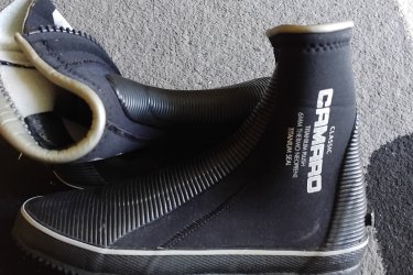 Eladó 2 pár Camaro búvárcsizma klasszikus - neoprén cipő 6 mm
•	42-es és 40-es méretben, egyszer használt 
•	Anyagvastagság: 6 mm neoprén
•	Termotitán bevonat: Jó hőszigetelés
•	Frottír belső laminálás a puha melegért
•	Fix külső talp
•	Alávart cipzár a kisebb vízkeringés érdekében
•	Sarok-, lábfej- és lábujjrész-erősítés - a legjobb tapadásért az uszonyban
•	Ár: 15.000 Ft/ pár.
