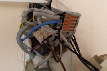 Épületek villamos hálózatának karbantartása javítása. Elektromos nagy gépek bekötése karbantartás. Elosztó táblák cseréje, karbantartása. Érintés védelmi relék beépitése.