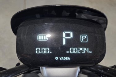 Újszerű állapotban, nagyon keveset használt, garázsban tartott, első tulajdonostól, 2 db kulccsal, érvényes magyar okmányokkal. Évjárat: 2023/9 Elöl-hátul tárcsafék. Riasztóval ellátott. Max sebesség 45 km/ h Kihasználatlanság miatt eladó! Gyári adat: hatótáv: 180 km A hatótávot 25 km/h sebességen, egyenletes és sík talajon, 75 kg súlyú vezetővel és 25 C hőmérsékletű időben mérték. 
